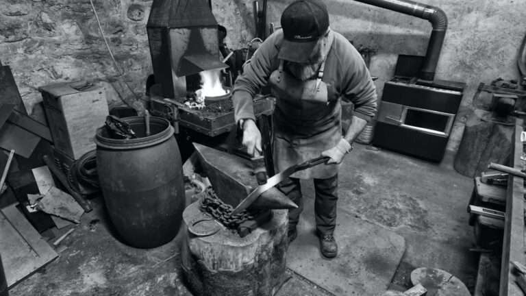 un homme forge un couteau de manière artisanale